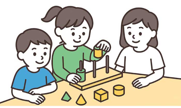 3人の子どもたちが、積み木や型はめパズルで遊んでいるイラスト