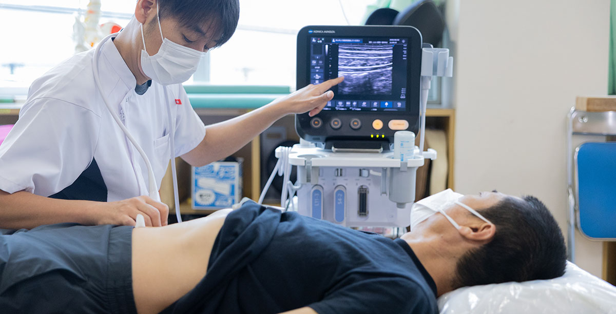 心電図と超音波検査(エコー)画像、聴診器が並ぶ医療評価の場面