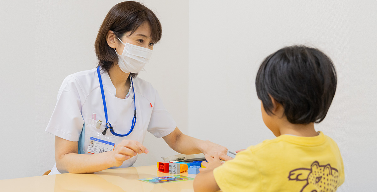 医療スタッフがカウンセリングまたは説明をしている場面